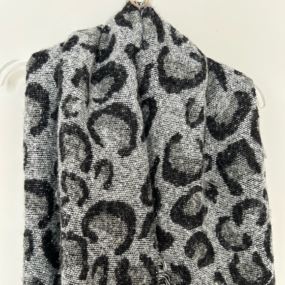 Dress up oversized animal print scarf - Picture 2 of 4